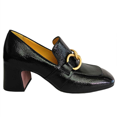 Mara Bini, Knautschlackleder-Loafer in Schwarz mit mattgoldener Zierschnalle