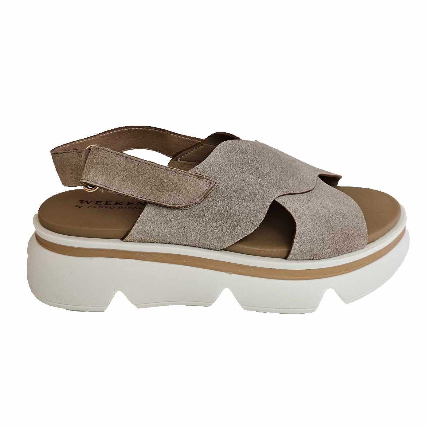 Weekend, sandfarbende Sport-Sandalette