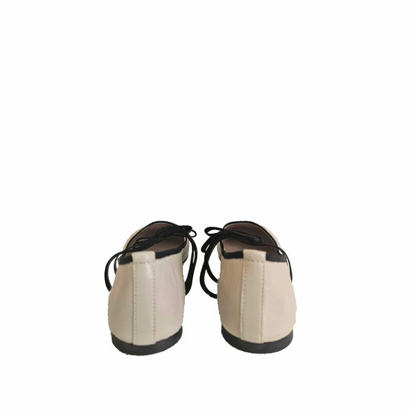 Pretty Ballerina, runder Ballerina in Creme mit schwarzer Paspelierung