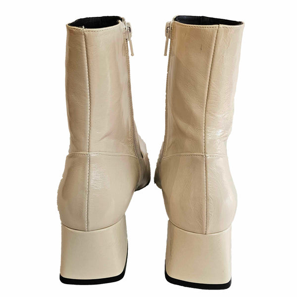Zinda, cremefarbende Lackleder-Stiefelette in Knautschlack