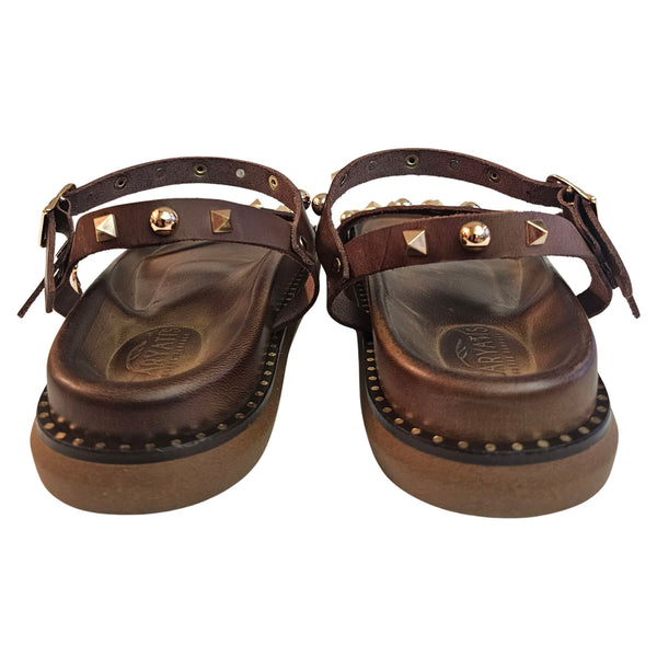 Caryatis, Sandale mit goldfarbenen Nieten in Braun