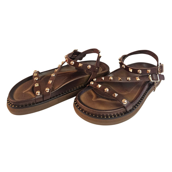 Caryatis, Sandale mit goldfarbenen Nieten in Braun