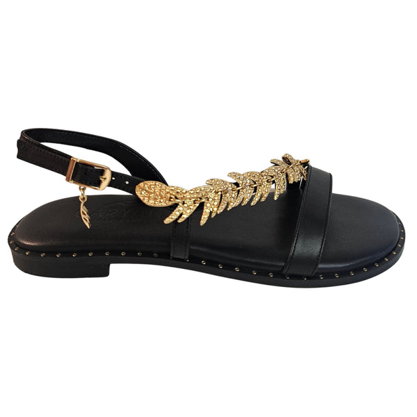 Caryatis, Sandale mit goldfarbenem Zierschmuck in Schwarz