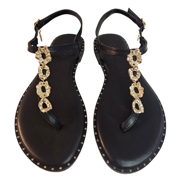 Caryatis, Zehenteiler Sandale in Schwarz mit Golddetails