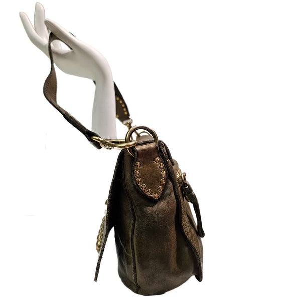 Campomaggi, Glam One-Shoulder-Tasche „Glam“ aus militärgrünem Leder mit Schmucknieten