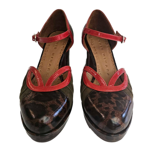 Chie Mihara, Demoi, Riemchenschuh in Leo-Rot-Olive