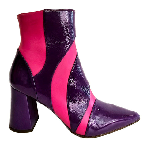 Chie Mihara, Lupesa, extravagante Lackleder-Stiefelette in Lila-Pink
