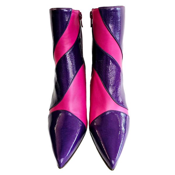 Chie Mihara, Lupesa, extravagante Lackleder-Stiefelette in Lila-Pink