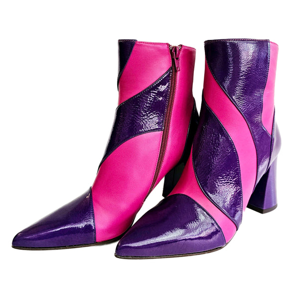 Chie Mihara, Lupesa, extravagante Lackleder-Stiefelette in Lila-Pink