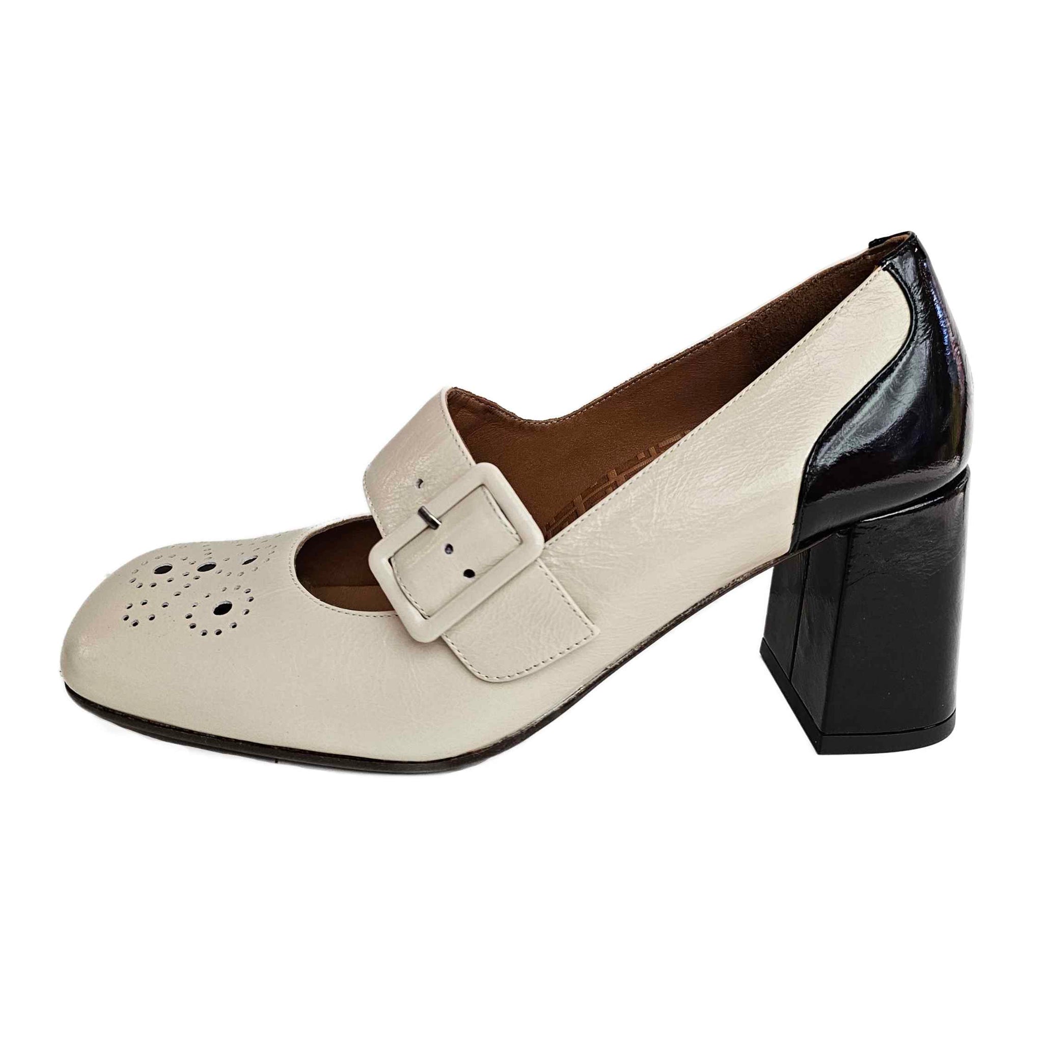 Chie Mihara, Paypau, zweifarbiger Mary Jane Pumps in Creme- und Schwarz