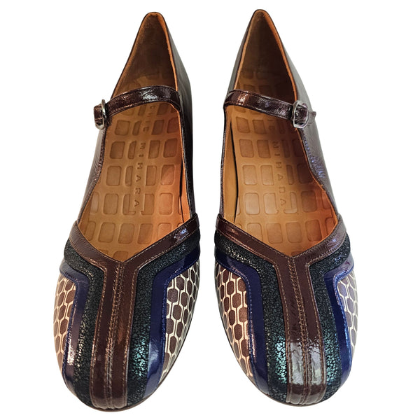 Chie Mihara, FEVA49, Riemchenschuh aus Lackleder in Schokobraun