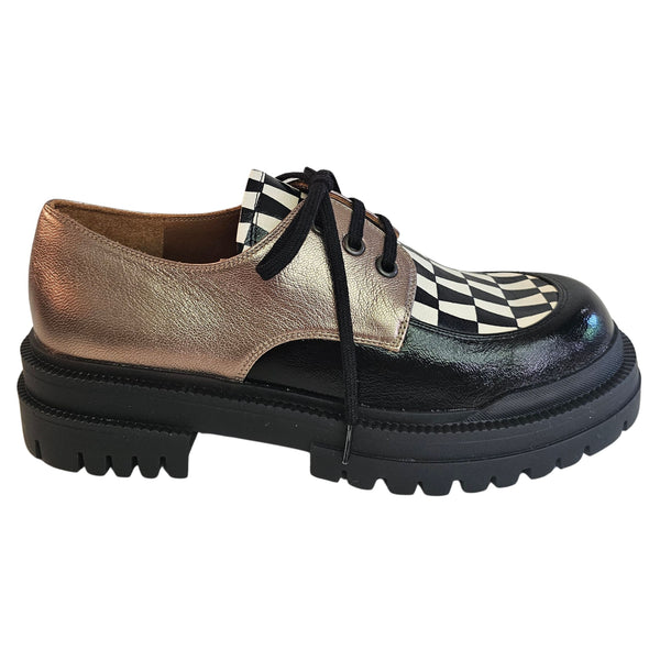 Chie Mihara, YULAI, flacher Schnürschuh in Schwarz-Creme