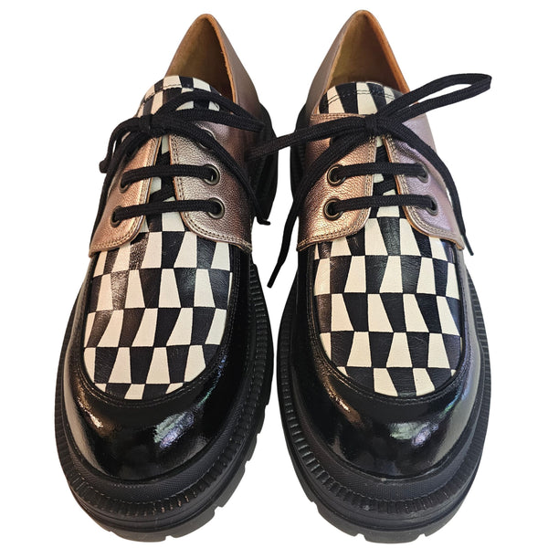Chie Mihara, YULAI, flacher Schnürschuh in Schwarz-Creme