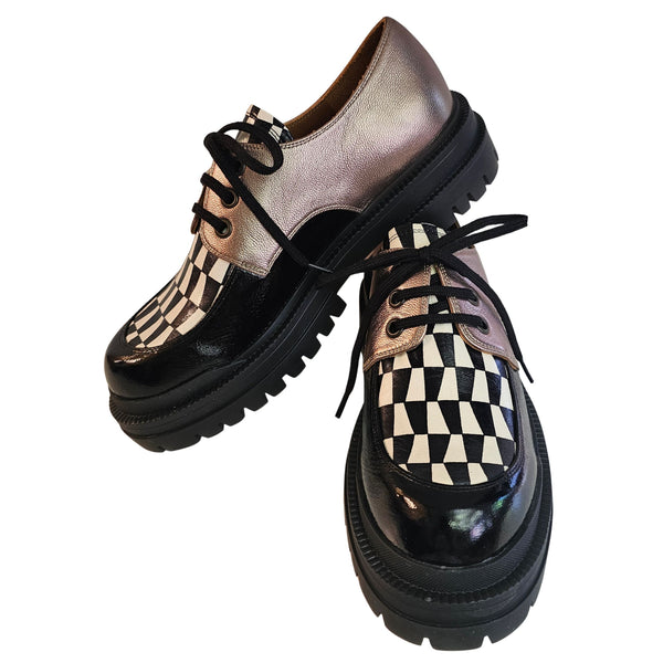 Chie Mihara, YULAI, flacher Schnürschuh in Schwarz-Creme