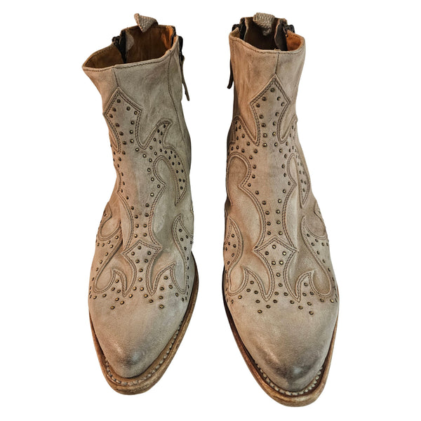 Cordwainer, nudefarbene Stiefelette mit feinen Nieten