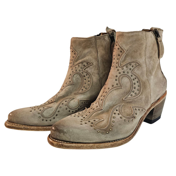 Cordwainer, nudefarbene Stiefelette mit feinen Nieten