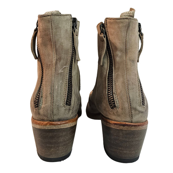 Cordwainer, nudefarbene Stiefelette mit feinen Nieten