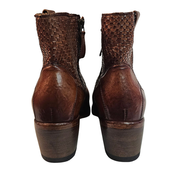 Cordwainer, Stiefelette mit geflochtenem Schaft in Brandy
