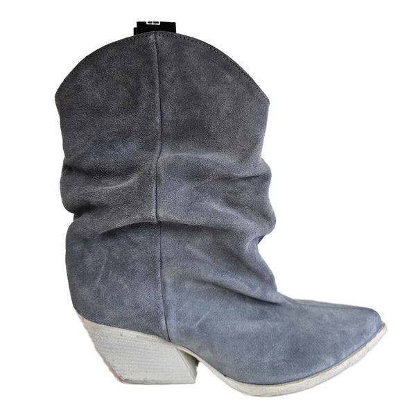 Elena Iachi, Cowboystiefel in hellem Jeansblau