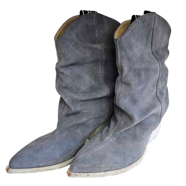 Elena Iachi, Cowboystiefel in hellem Jeansblau