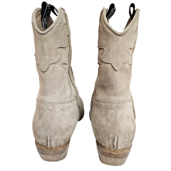 Elena Iachi, sandfarbener Cowboystiefel im Vintage-Look