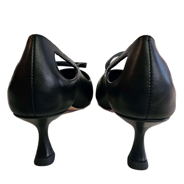 Lola Cruz, schwarzer Pumps mit Cutouts