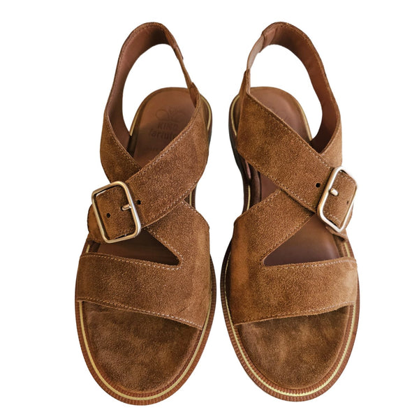 King Tartufoli,  flache, brandyfarbene Sandalette aus Wildleder