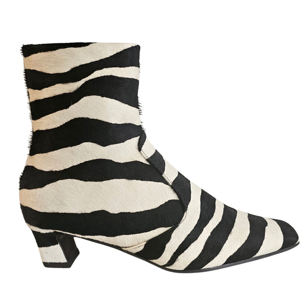 Lola Cruz, Stiefelette mit Ponyfell in Zebraoptik