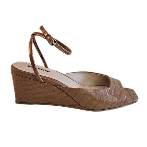 Lola Cruz, krokogeprägte Keilsandalette in Cognacbraun