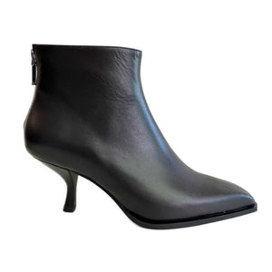 Lola Cruz, spitze Stiefelette in Schwarz