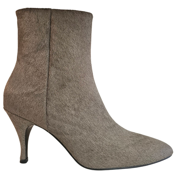 Lola Cruz, Stiefelette aus Ponyfell in Taupe