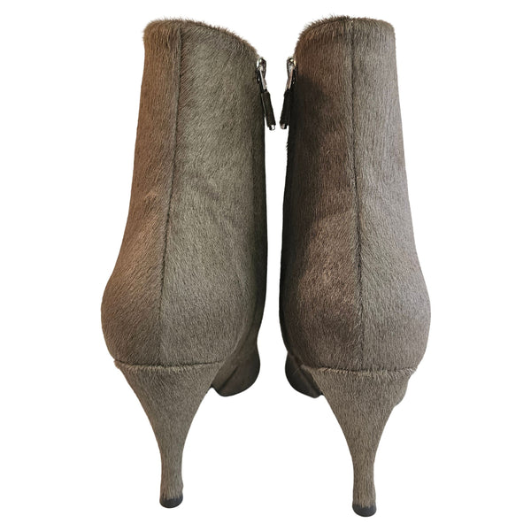 Lola Cruz, Stiefelette aus Ponyfell in Taupe