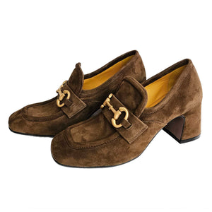 Mara Bini, Loafer in camelfarbenem Wildleder mit mattgoldener Zierschnalle