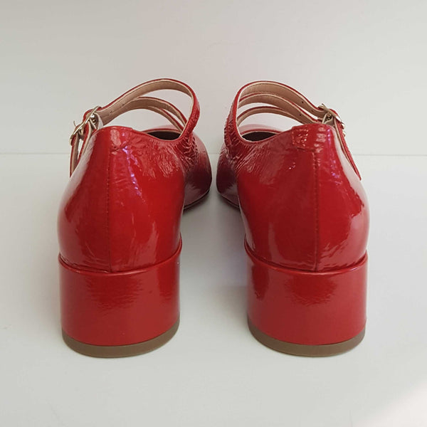 Milliways, roter Riemchenschuh aus weichem Knautschlackleder