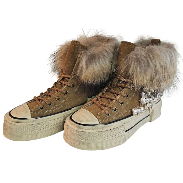 NAN-KU Couture, gefütterter High-Top Sneaker in cognacfarbenem Wildleder