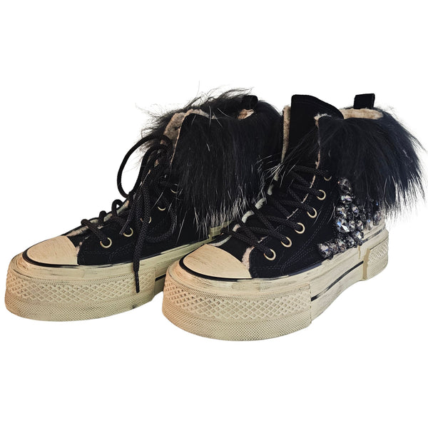 NAN-KU Couture, gefütterter High-Top Sneaker in schwarzem Wildleder
