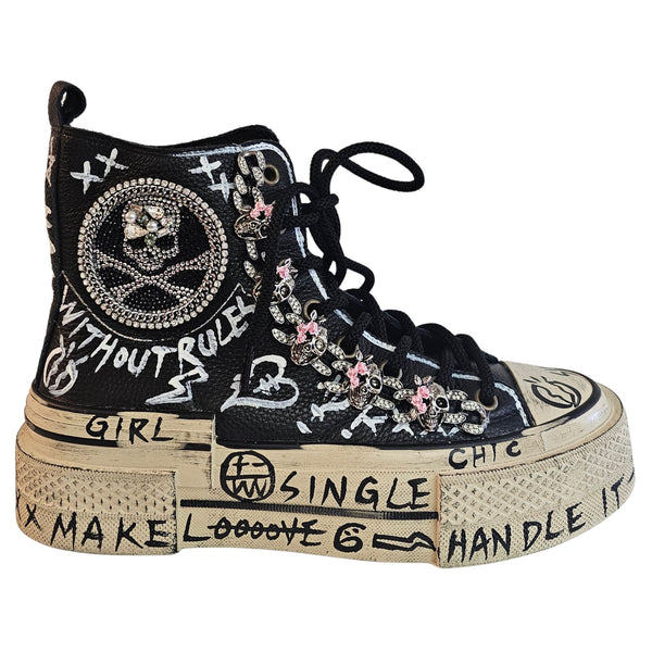 NAN-KU Couture, High-Top Sneaker aus natürlich genarbtem Leder in schwarz