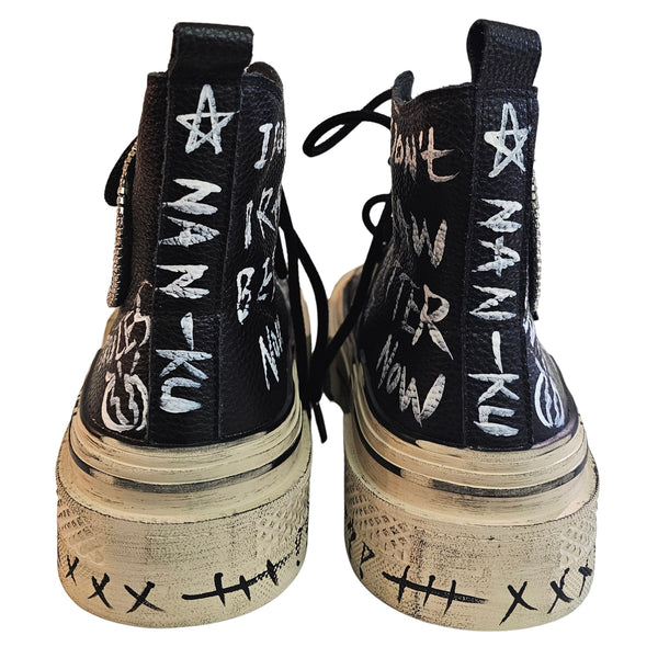 NAN-KU Couture, High-Top Sneaker aus natürlich genarbtem Leder in schwarz