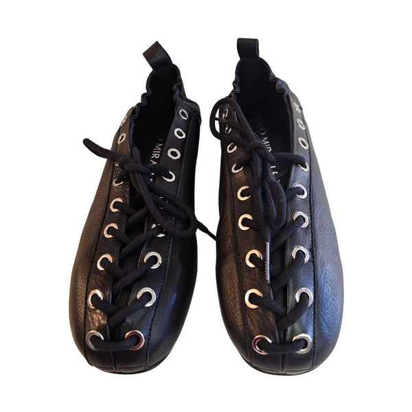 Pedro Miralles, schwarzer Ballerina zum Schnüren