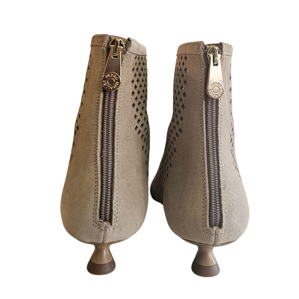 Pedro Miralles, sandfarbende Stiefelette aus feinem Leder