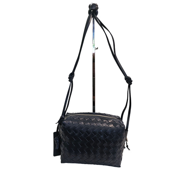 Pons Quintana, Umhängetasche aus geflochtenem Leder in Blau