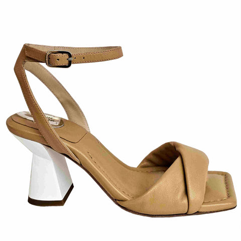 RAS, cognacfarbene Sandalette mit geometrischem Absatz