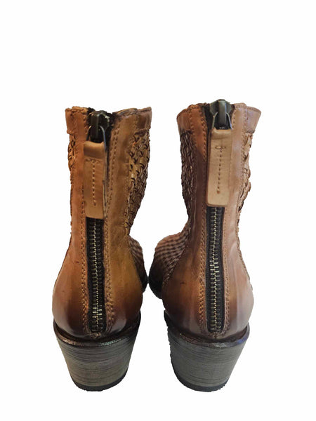 Cordwainer, Flechtlederstiefelette in hellem Cognac
