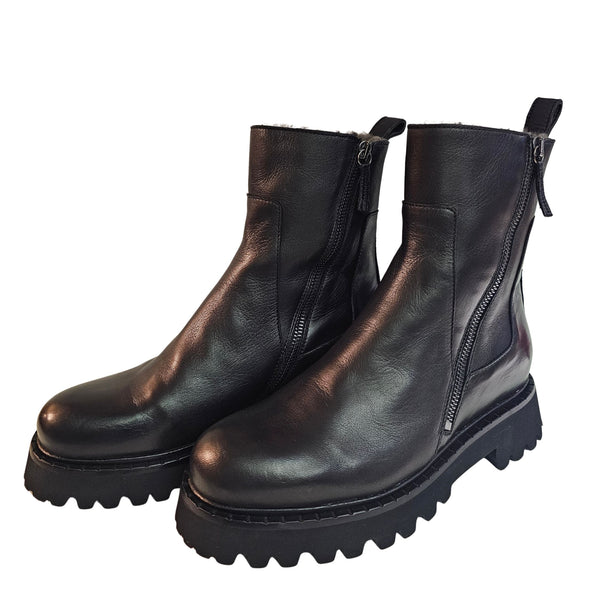 Caiman, schwarze Stiefelette mit Lammfell