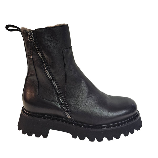 Caiman, schwarze Stiefelette mit Lammfell