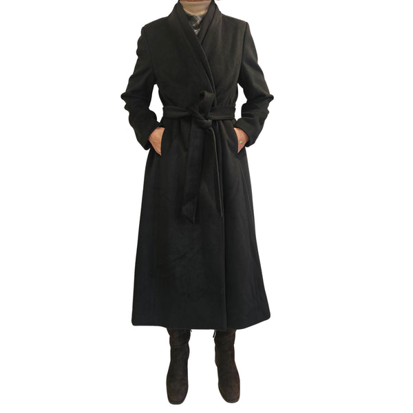 Marianna Déri, eleganter Mantel in Schwarz