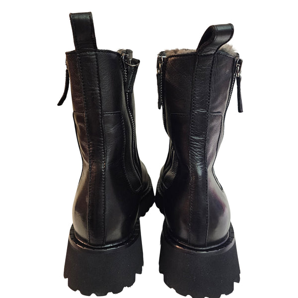 Caiman, schwarze Stiefelette mit Lammfell