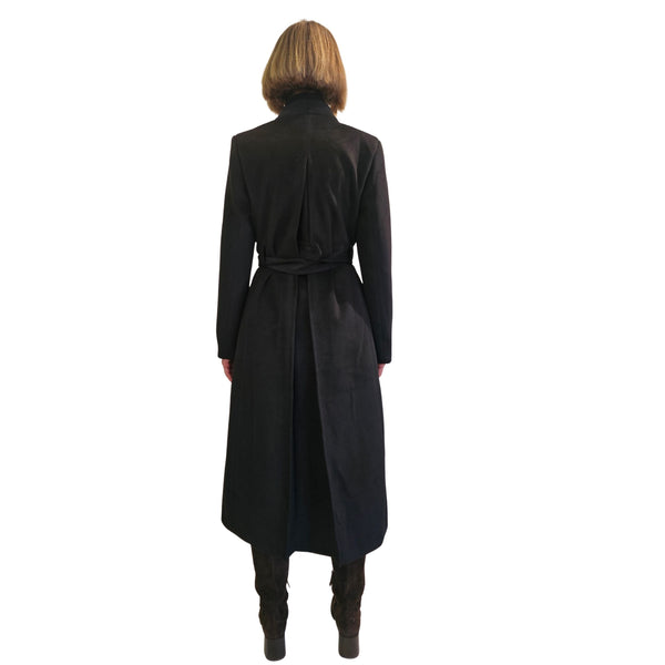 Marianna Déri, eleganter Mantel in Schwarz
