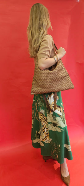 Caterina Lucchi, ADA XL, geflochtene Umhängetasche in Schlamm