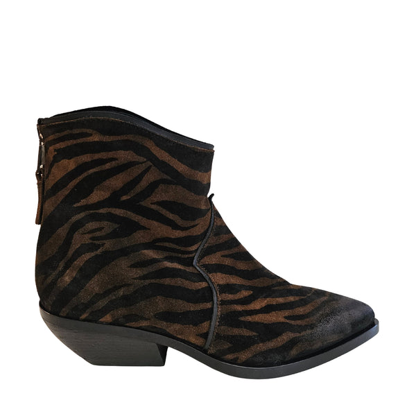 Elena Iachi, Cowboy Stiefelette im Tigerprint